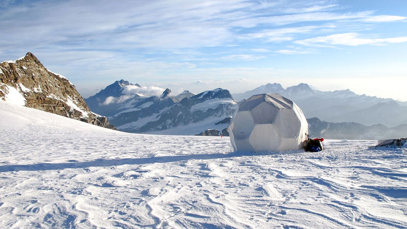 v  An 72-meter ice core drilled in the Colle Gnifetti Glacier in the Swiss Alps entombs more than 2000 years of fallout from volcanoes,  storms, and human pollution. NICOLE SPAULDING/CCI FROM C. P. LOVELUCK ET AL., ANTIQUITY 10.15184, 4, 2018
