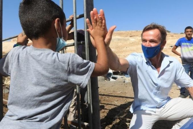 EU Representative Sven Kühn von Burgsdorff visits Palestinian communities threatened by settlement expansion around East Jerusalem. (Photo: via EUD Palestine)